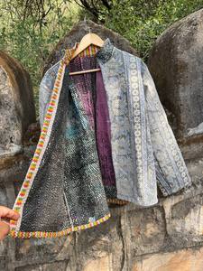 Chaqueta Kantha de Algodón Hecha a Mano para Mujer – Abrigo Acolchado Único con Parches de Sari Vintage, Prenda Étnica Boho Ligera - Product Image 4