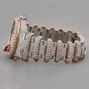 Elegante Reloj de Lujo con Diamantes Moissanite y Diseño Atemporal, Perfecto para Eventos Exclusivos y Reuniones Nocturnas, de la India - Product Image 3