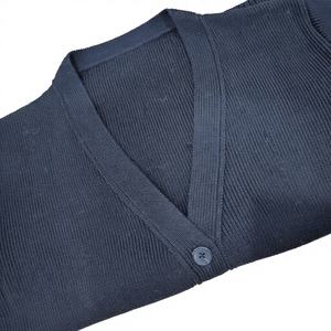 Cardigan décontracté unisexe personnalisé à col en V, grande taille, tricot d'hiver en laine respirante, manches longues avec détails boutonnés - Product Image 1