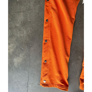 Pantalones de chándal personalizados de tejido grueso naranja con efecto rasgado, estilo urbano para hombre, vintage, con lavado ácido, botones a presión, pantalones deportivos de corte holgado, joggers de forro polar. - Product Image 2