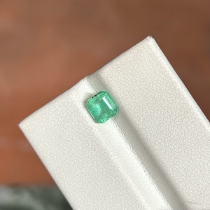 Esmeralda Natural de Zambia de Lujo, 0.79 Quilates, Verde Intenso, Corte Cuadrado Escalonado, Gema Preciosa Suelta para Joyería Fina Personalizada - Product Image 1