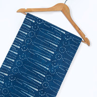Tissu en coton imprimé à la main bleu indigo organique 120 g/m², tissé léger et écologique pour rideaux, couvre-robes, filles