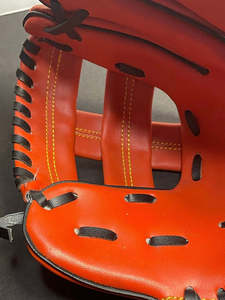 Guante de Béisbol Rojo Tejido con Costuras Negras, Diseño Duradero para Jugadores Zurdos - Product Image 6