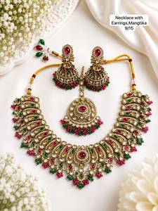 Parure de bijoux ethniques Kundan haut de gamme pour femme, comprenant un collier, des boucles d'oreilles et un Maang Tikka, en alliage de zinc plaqué or antique, idéale pour les mariages. - Product Image 3