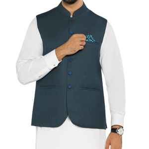 Gilet élégant et sobre de couleur marron terreux, à porter sur un shalwar kameez blanc épuré pour homme, avec une coupe soignée. - Product Image 1