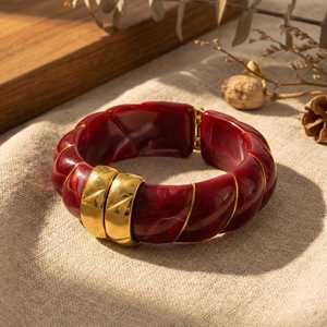 Brazaletes de Resina Hechos a Mano con Diseño Curvo Grabado y Moldura de Latón por Universal Overseas - Product Image 4