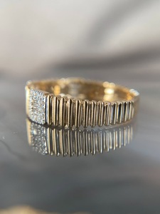 Proveedor de Joyería Fina: Anillo de Compromiso y Aniversario de Oro 10K 14K 18K con Moissanita, Mosaico de Baguette, Halo y Bandas Acanaladas Personalizadas - Product Image 3