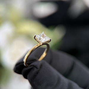 Anillo de Diamante Cultivado en Laboratorio con Corte Princesa, 1.50 ct, D VVS2, Certificado IGI, Oro Amarillo de 14K, Joyería de Compromiso y Boda - Product Image 3