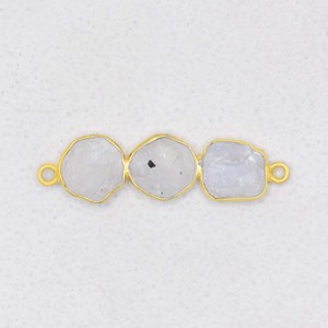 Connecteur à trois pierres en forme de lune |   Charme délicat en pierre précieuse blanche |   Lien pour la fabrication de bijoux - Product Image 1