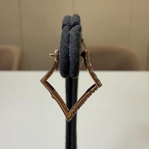 Boucles d'oreilles créoles minimalistes en or 14K avec diamant de laboratoire de 0,60 ct, design géométrique, 24 pierres, certifiées IGI, bijoux de mariée élégants - Product Image 3