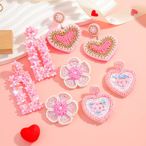 Collier artisanal en perles de rocaille pour la Saint-Valentin, motif cœur/fleur/lettre rose, bijou romantique pour femme, par MULTI CRAFT - Product Image 1