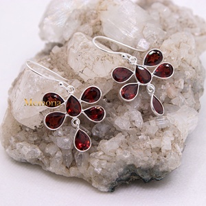 Boucles d'oreilles pendantes en argent sterling 925 avec grenat naturel en forme de poire, collection Memoria Jewels, vente en gros - Product Image 2