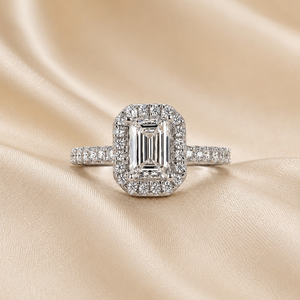 Bague de fiançailles et de mariage avec halo de diamants de laboratoire taille émeraude |   Bijoux de mariée de luxe pour femmes en or 18 carats avec clarté VVS-VS couleur D - Product Image 4