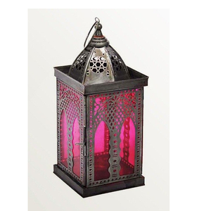 Lanterne en fer avec panneaux en verre rose et motif ajouré complexe pour la décoration intérieure - Product Image 1