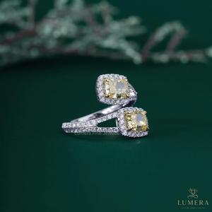 Bague ouverte double halo en or blanc 18 carats avec diamant jaune taille coussin et bande pavée, diamant jaune fantaisie cultivé en laboratoire pour femme - Product Image 4