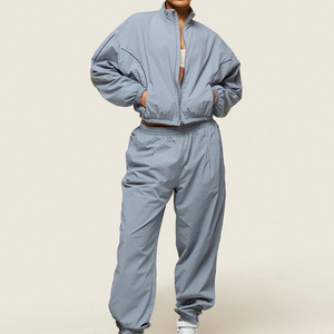 Conjunto de chándal holgado azul claro para mujer, chaqueta con cremallera y cuello alto y pantalones largos - Product Image 1