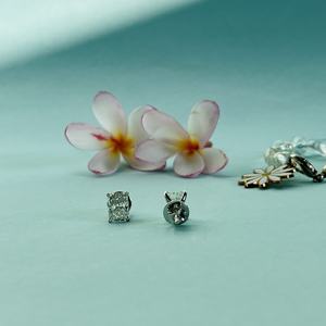 Pendientes de diamantes cultivados en laboratorio con certificación GIA de 1.50 CT, corte Radiant, color F, brillo excelente, diseño minimalista unisex en oro blanco de 14k. - Product Image 3