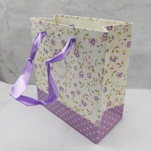 Vente chaude Classique Violet Fleur Imprimé Sac À Provisions Durable Blanc Carton avec Violet Ruban Poignée Parfait Cadeau Papier Sac - Product Image 1