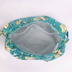 Sacs de voyage matelassés en coton faits à la main pour femmes, trousses de toilette imprimées à motifs floraux personnalisés, pochettes organisatrices de cosmétiques en gros - Product Image 5