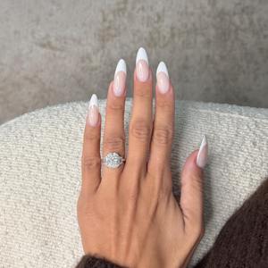 Bague de fiançailles à trois pierres en diamant de laboratoire taille radiant de 5 carats _ Pierres latérales trapézoïdales _ Certifiée IGI _ 18 carats - Product Image 5