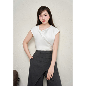Chemisier d'été décontracté pour femme en satin blanc, col asymétrique, manches courtes, drapé doux, idéal pour le bureau - ODM OEM SOEN - Product Image 1