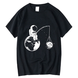 Camiseta de manga corta para hombre con estampado de astronauta pescando en la Tierra y la Luna, corte regular, cuello redondo, informal, 100% algodón, tejido jersey - Product Image 1