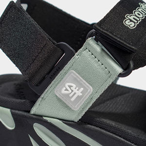 Sandalias Casuales con Entresuela Negra y Verde Oliva, Diseño de Tiras Cruzadas con Serigrafía - Product Image 2