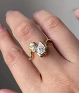 Anillo de Compromiso Toi Et Moi con Moissanita en Corte Pera, Plata 925 Chapada en Oro, Engaste de Puntas, Minimalista, Dos Piedras, Regalo de Boda - Product Image 1