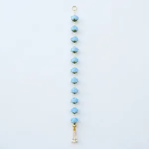 Guirlandes suspendues artisanales multicolores en forme de fleur de lotus avec perles et pompons dorés pour la décoration traditionnelle de porte, les Pooja, les mariages et les fêtes - Product Image 2