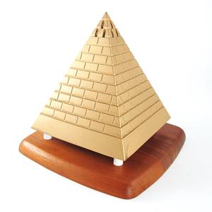 Altavoz Bluetooth con forma de pirámide y base de bambú con carga USB-C - Product Image 2