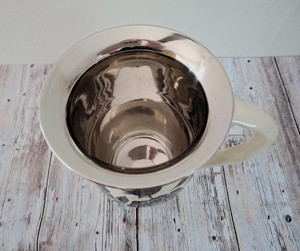 เหยือกโลหะลายพิมพ์นกและดอกไม้สีขาวดำ ดีไซน์หรูหรา เหมาะสำหรับใช้ในบ้าน รับรองแขก และตกแต่งโต๊ะอาหาร จากอินเดีย - Product Image 6