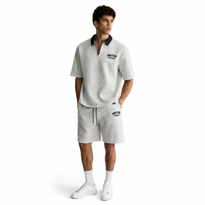 ONETEN APPARELS Polo en coton tricoté pour homme, manches courtes, fermeture éclair sur le devant, logo, décontracté, gris uni - Product Image 2