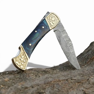 มีดพับเหล็กดามัสกัสระดับมืออาชีพ ด้ามไม้ปักก้าสลักลายทองเหลือง ปลายมีดแบบดรอปพอยต์ รับผลิตแบบ OEM/ODM สำหรับพกพาใช้งานทุกวัน - Product Image 1