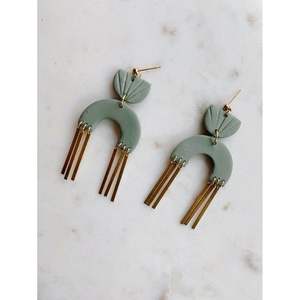 Boucles d'oreilles en résine légères, fabriquées à la main avec un polissage lisse, design tendance, qualité durable pour les bijoux de mode, accessoires en cristal - Product Image 2