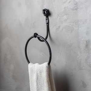 Anillo para toallas de hierro de primera calidad con diseño decorativo de nudo en la parte superior para montaje en pared del baño, soporte metálico de estilo rústico para casa de campo - Product Image 1