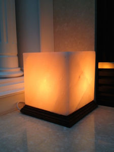 Lampes en sel rose de l'Himalaya sculptées à la main, forme carrée, touche de nature pour la décoration intérieure - Product Image 3