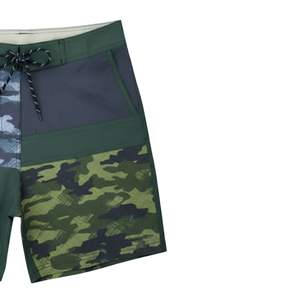 Shorts de bain camouflage vert foncé pour entraînement professionnel, design multi-panneaux, logo personnalisé, shorts de plage d'été - Product Image 3