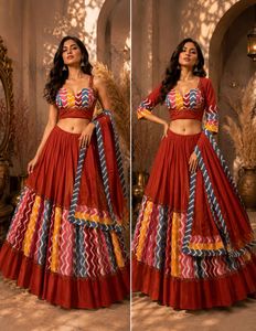 Conjunto de Lehenga Choli Reversible con Estampado Geométrico Rojo para Mujer, con Dupatta, Cuello Pronunciado, Ribete en Contraste, Largo hasta el Suelo, para Bodas y Diwali - Product Image 4