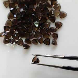 Cuarzo Ahumado Natural de 5MM, Corte Trillón, Gema Suelta de la Mejor Calidad para Joyería, Gemas Red Mountain, Modelo R4SMQTRLCT5 - Product Image 1