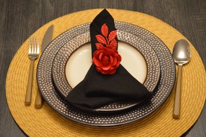 Anillo de Servilleta de Resina con Forma de Flor, Negro y Rojo, Decoración Glamurosa para Mesa de Boda - Product Image 1
