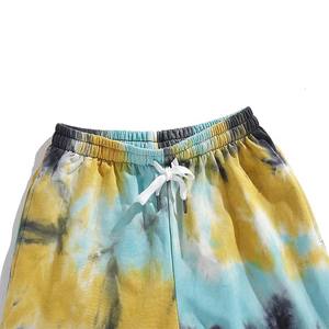 Pantalones cortos tie-dye para el día a día para hombre, pantalones cortos amarillos con cintura elástica para hacer ejercicio y relajarse - Product Image 3