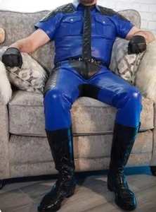 Ensemble uniforme pour homme en cuir véritable bleu avec panneaux matelassés, pantalon, chemise et cravate en cuir de mouton souple - Product Image 2