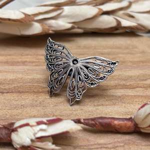 Broche Papillon Femme en Laiton Argenté Antique, Épingle à Broche Femme Style Ethnique Filigrane, Finition Argent Oxydé, Style Bohème, Vente en Gros - Product Image 2