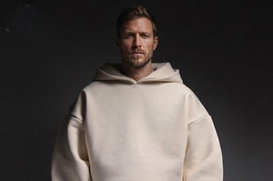 Sweat à capuche oversize personnalisé en molleton bouclette 400 g/m² en coton biologique épais pour homme, coupe courte avec logo imprimé par décoloration sur le devant - Product Image 3