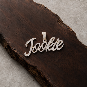 Colgante con Nombre Personalizado en Letra Cursiva, Micro Pavé de Moissanita, Estilo Hip Hop, Joyería de Lujo al por Mayor - Product Image 1