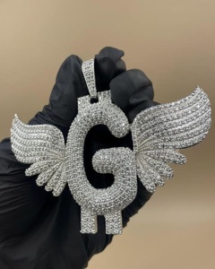 จี้รูปปีกนางฟ้าประดับเพชรโมอิสซาไนต์ VVS แบบกำหนดเอง ตัวเรือนเงินแท้ 925 พร้อมจี้ตัวอักษรชื่อสั่งทำพิเศษ สำหรับเป็นของขวัญวันเกิด - Product Image 1