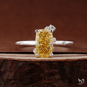 Bague de fiançailles en or blanc 10 carats avec diamant jaune de laboratoire certifié IGI, taille coussin allongée, 1,56 ct - Product Image 1