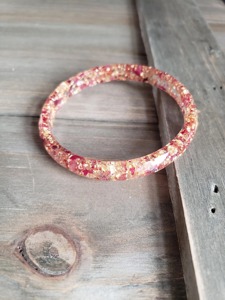 Brazalete de Resina Hecho a Mano con Diseño Floral Rosa y Dorado, Estilo Lujoso, Regalo Promocional Novedoso - Product Image 2