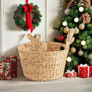 Panier artisanal en jacinthe d'eau avec un magnifique et durable motif de rennes de Noël pour Noël - Product Image 4