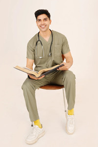 Ensemble de tenue médicale bleue pour homme : Blouse à col en V et pantalon cargo, uniforme d'hôpital en tissu tissé coton/polyester, détection des éclats, sans couture - Product Image 2
